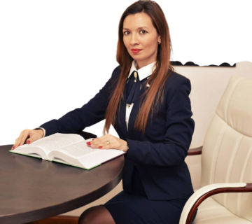 Echipa noastră de avocați redactând contracte juridice corecte