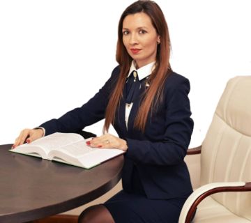 Un avocat oferind consultanță juridică despre contestații la executare