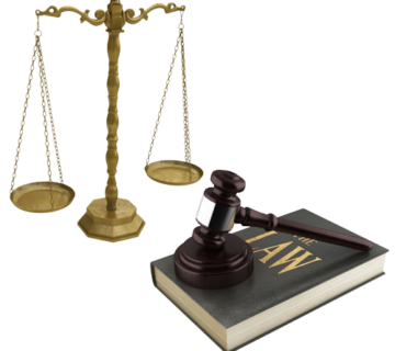 Client discutând cu avocatul său înainte de instanță
