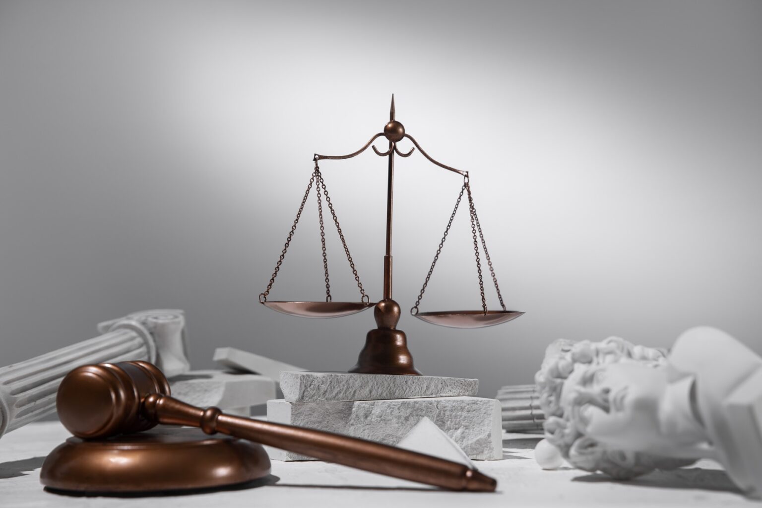 Avocat discutând cu un client despre acuzații penale