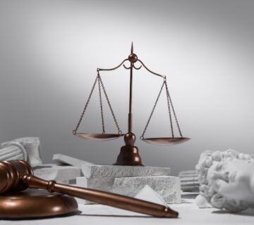 Avocat discutând cu un client despre acuzații penale